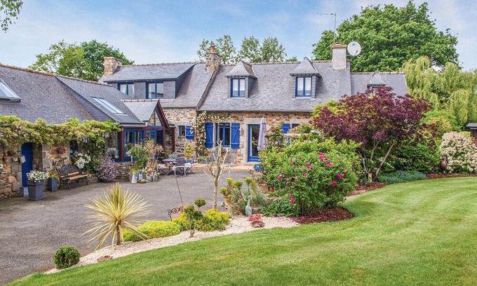 Begard House | Awesome Home In Trézélan-Bégard