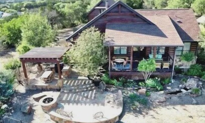 Leander Cabin | Lake Travis Luxury 5bd/3bath Cabin Hollows Resort