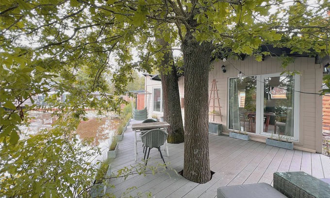Geel Ski Chalet | Cozy chalet with a waterside terrace