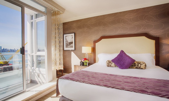 Lower Lonsdale Hotel | Pinnacle Hotel at the Pier
