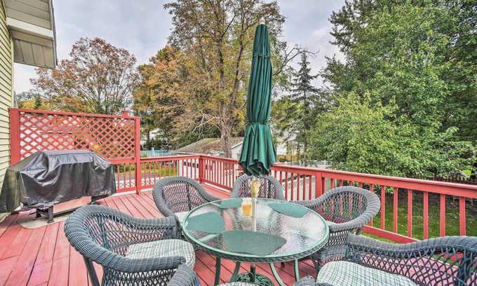 Latham House | Pet-Friendly Latham Retreat about 7 Mi to Albany!