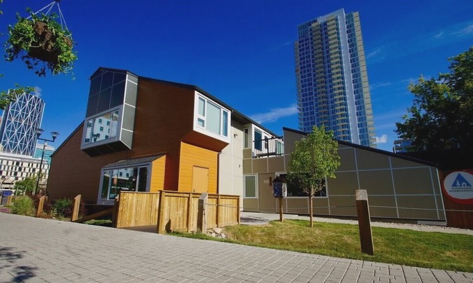 East Village Hostel | HI Calgary City Centre - Hostel