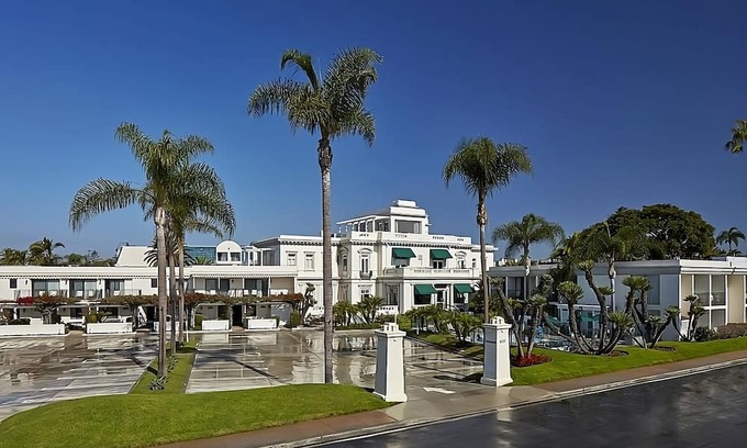 Coronado House | Best Place to Unwind! Comfortable Unit, Onsite Pool, Parking & Beach Access!