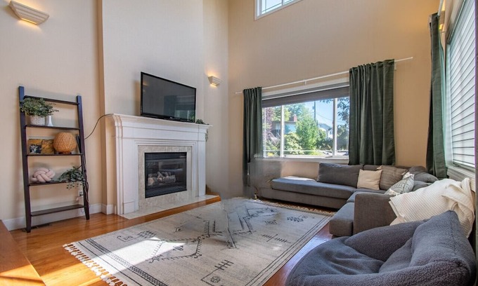 South Seattle House | Short Drive to Stadiums - Large 4 Bedroom House