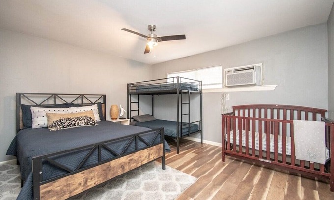 Park Place Apartment | Economy HTX Stay I Sleeps 6 I Parking I MedCenter