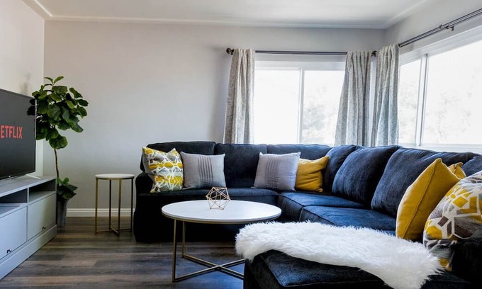 Alhambra House | Mid-Century 2BR + Parking + Near DTLA #TravelSGV