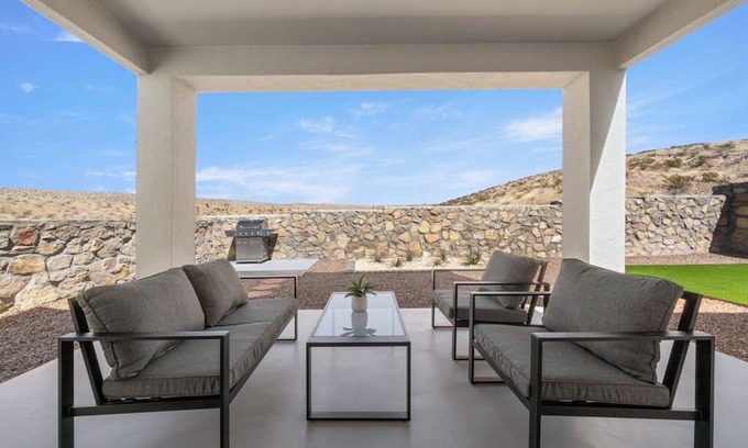 El Paso House | El Paso West Side Hikers Haven! Huge Hot Tub/Pool!