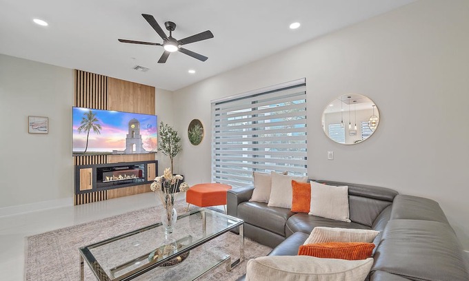 Downtown House | Luxe, Walk to Downtown, Rooftop, Mins to Beach