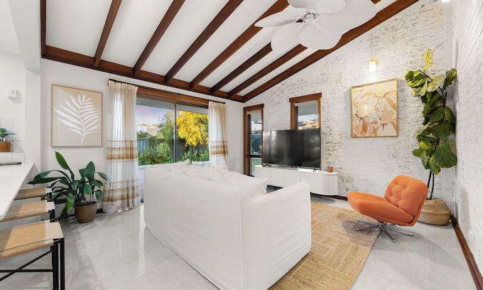 Singleton House | Beachfront Spanish-Inspired Villa with Ocean Views