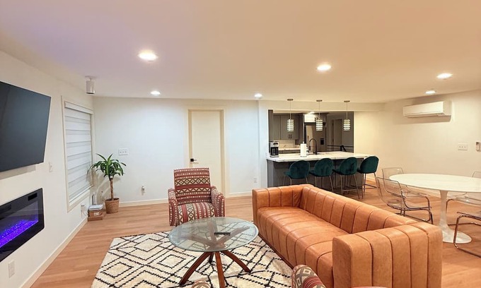 Tukwila House | Centrally Located Near Airport, Mall, Shops and Restaurants.