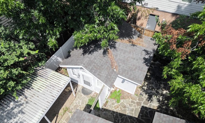 Old East Dallas House | Charming Modern 4BR Home - Lux - Backyard.