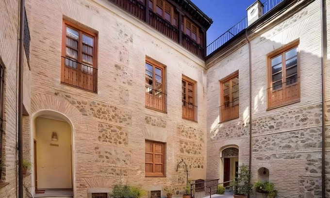 Toledo City Center Apartment | Apartment 'Palace Suite' Toledo with Balcony, Wi-Fi and Air Conditioning