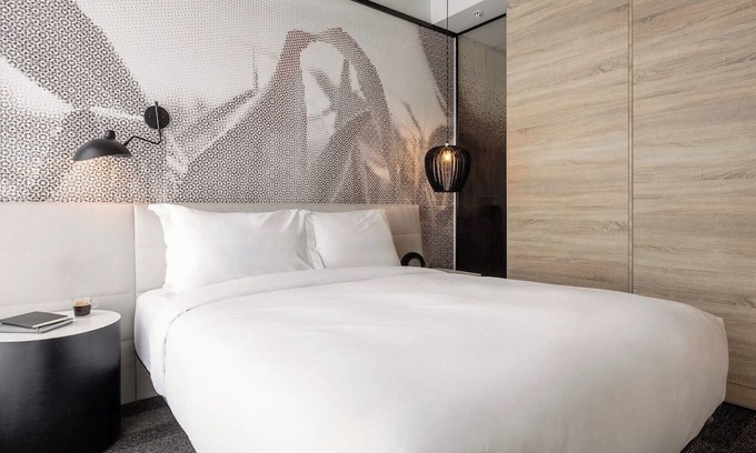 Brossard Hotel | 3 Stylish Spacious Rooms for Leisure or Work w/Nearby Dining & Entertainment