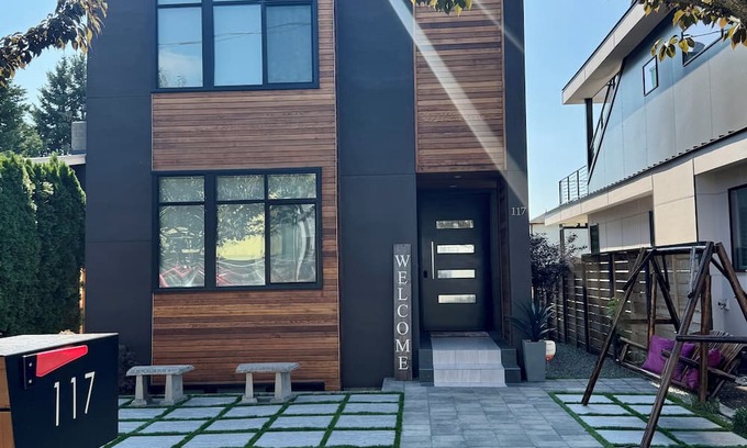 Market House | Experience modern elegance in the best location Kirkland has to offer.