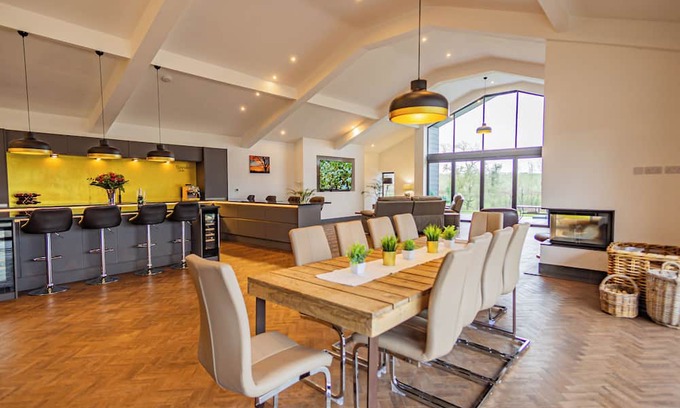 Rugeley House | RURAL LUXURY BARN SLEEPS 9 - 6 SEAT HOT TUB - LARGE EXTENSIVE PATIOS WITH VIEWS