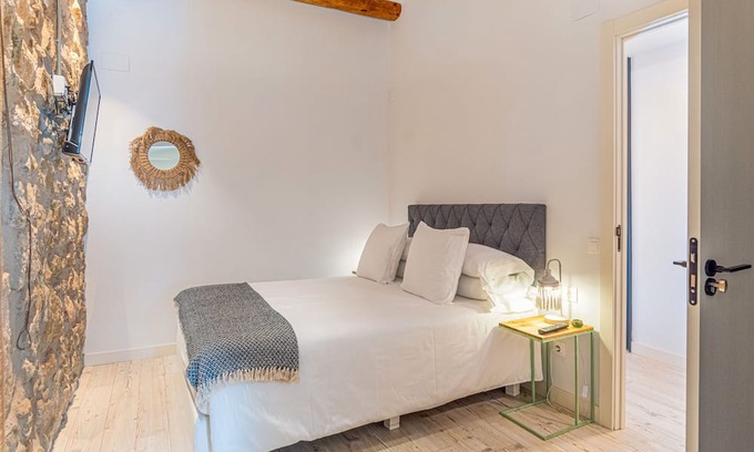 Balaguer Apartment | Bed and Breakfast 'Habitació Doble' with Shared Terrace, Wi-Fi and Air Conditioning