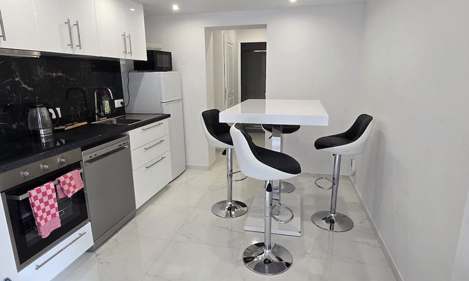 Coulommiers Apartment | Stay in a peaceful, quiet, leafy setting. Ideal for families.