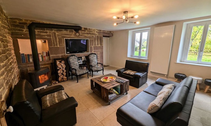 Aillevillers-et-Lyaumont Cottage | Spacious characterful gîte for 15 in Aillevillers with garden