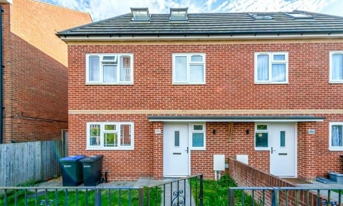 Petham House | Luxury 3BR Home, Chartham, Parking &Hot Tub