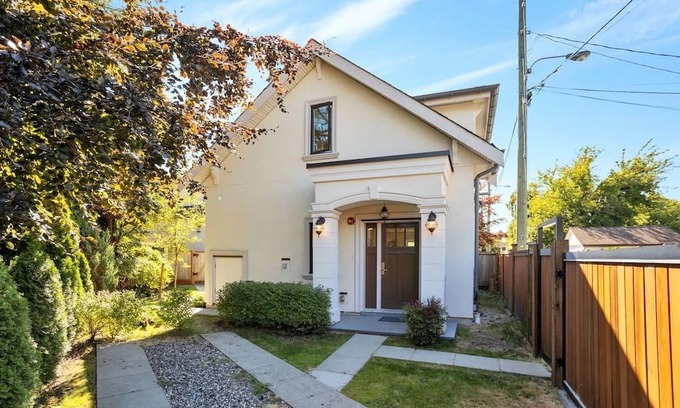 Oakridge House | ChicVilla New 3 bedrooms 2 baths private yard 8 min walk to Langara Canadaline
