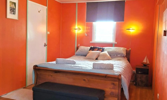 American River House | Healing Colour Shack promotes tranquillity, a 2-minute walk from the shoreline.