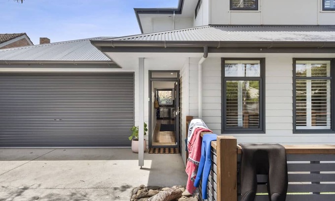 Barwon Heads House | Bridge Road Beach House, Barwon Heads, Sleeps 12. Disability accessible
