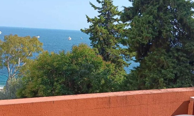 Roquebrune-Cap-Martin Apartment | Apartment for 6 with Wi-Fi in Roquebrune-Cap-Martin