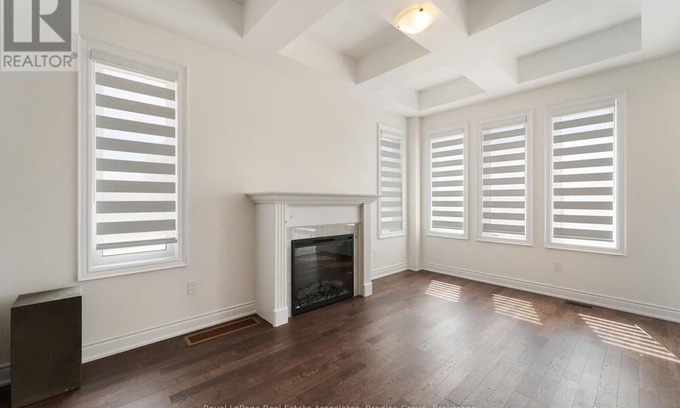 Oakville House | Luxury HOME OASIS in OAKVILLE! 3 storey townhome. upgraded appliances Sleeps 10.