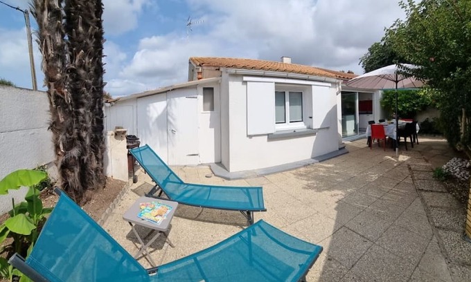 Port District Apartment | La Petit Alonnaise - Charming seaside house