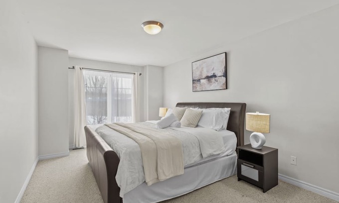 Plateau House | Peaceful and Spacious townhome with King Bed - 15 min from downtown Ottawa