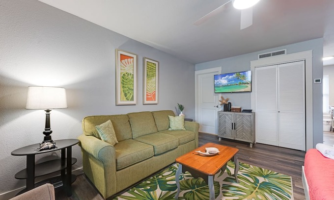 Port Aransas Condo | Cozy Studio Large Pool w/a Private Courtyard and a 5 Min Walk to the Beach