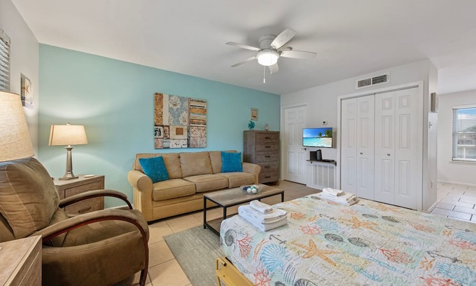 Port Aransas Condo | Cozy Studio Large Pool w/a Private Courtyard and a 5 Min Walk to the Beach