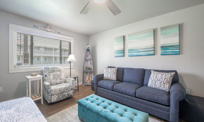 Port Aransas Condo | Cozy Studio Large Pool w/a Private Courtyard and a 5 Min Walk to the Beach
