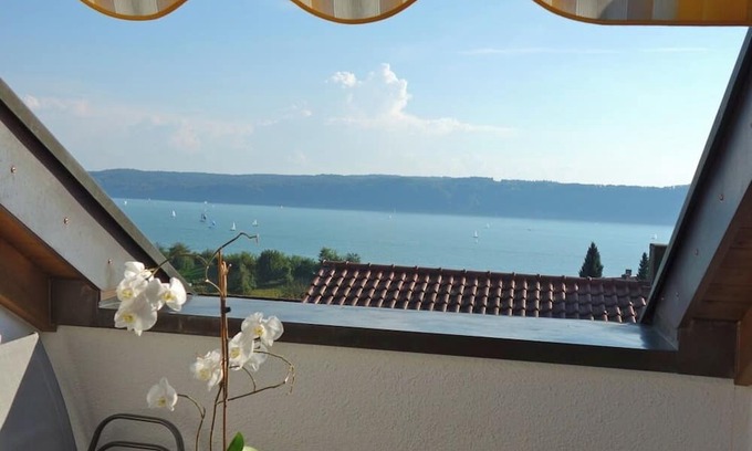 Sipplingen Apartment | Gemütliche 65 m² DG- Fewo mit Einmaligem See-und Bergblick in Sipplingen