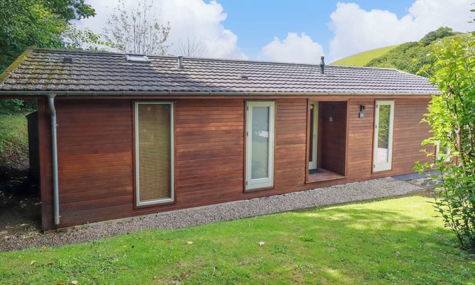Looe Cottage | 1 HEDGEROWS, country holiday cottage, with hot tub in Lanreath