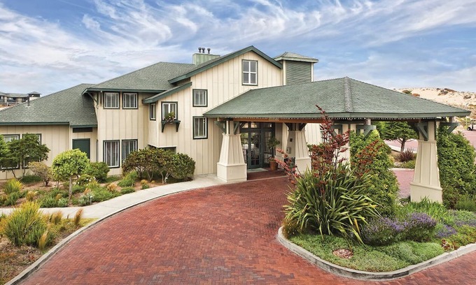 Marina Resort | Charming 2BDRM, Fireplace, W/D, SPA, Pool, hot tub, on OCEAN with beach access