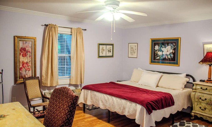 Clinton Cottage | The Violet Cottage - Downtown Clinton