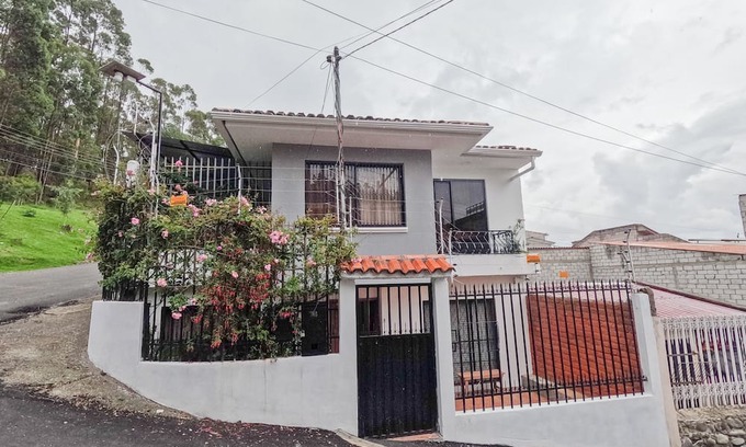 Cuenca House | Spacious house in front of a park (pet friendly)