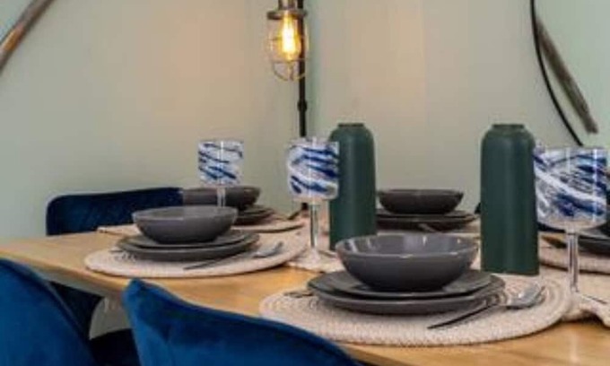 Margam House | Parking, 2 Bathrooms, Dining Space & Garden