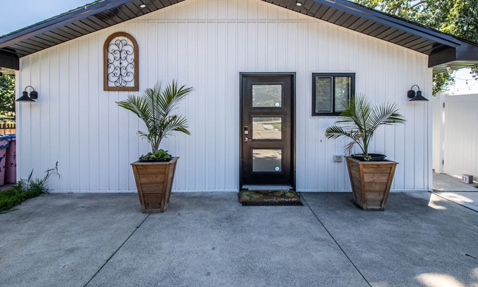 Lakeshore House | 2 bdr Belle River retreat