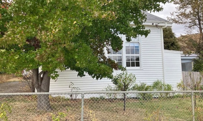 Hamilton Cottage | Charming 2-bedroom cottage in Hamilton - Library Cottage