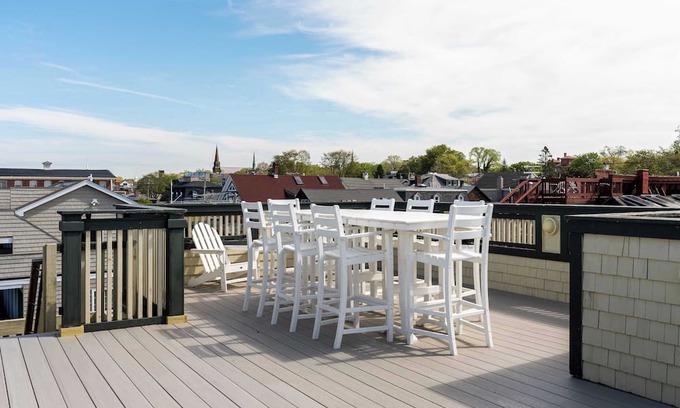 Yachting Village House | Downtown Harbor View