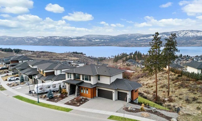 Southwest Mission House | Lakeview mountainside retreat with 3 bedrooms, WiFi in heavenly Kelowna