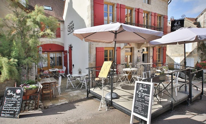 Flavigny-sur-Ozerain Apartment | La Maison George - Logis Colette