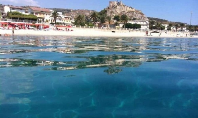 Roccella Jonica House | The moon over the sea