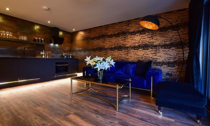 Blackpool Cabin | Wayside lodge with a private Hot tub