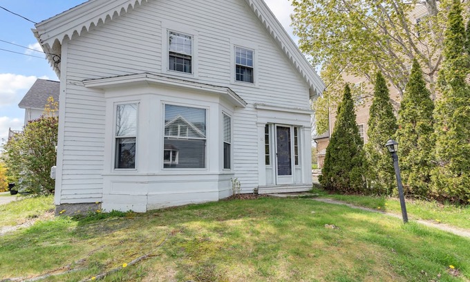 Castine House | Walk to harbor & Main St shops/restaurants. Front unit of Castine village house.