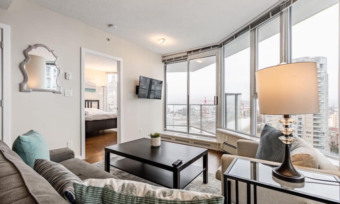 Crosstown Condo | Spacious Two Bedroom/Two Bathroom Condo in Central Downtown Vancouver