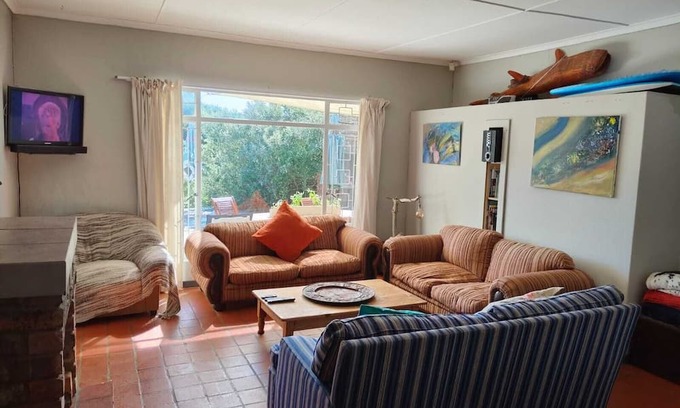 Cannon Rocks House | Tranquil 3-bedroom house with WiFi in Boknes Strand in the bush