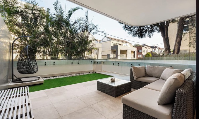 Coogee Apartment | Modern 1BR Abode w/Courtyard Steps to the Beach